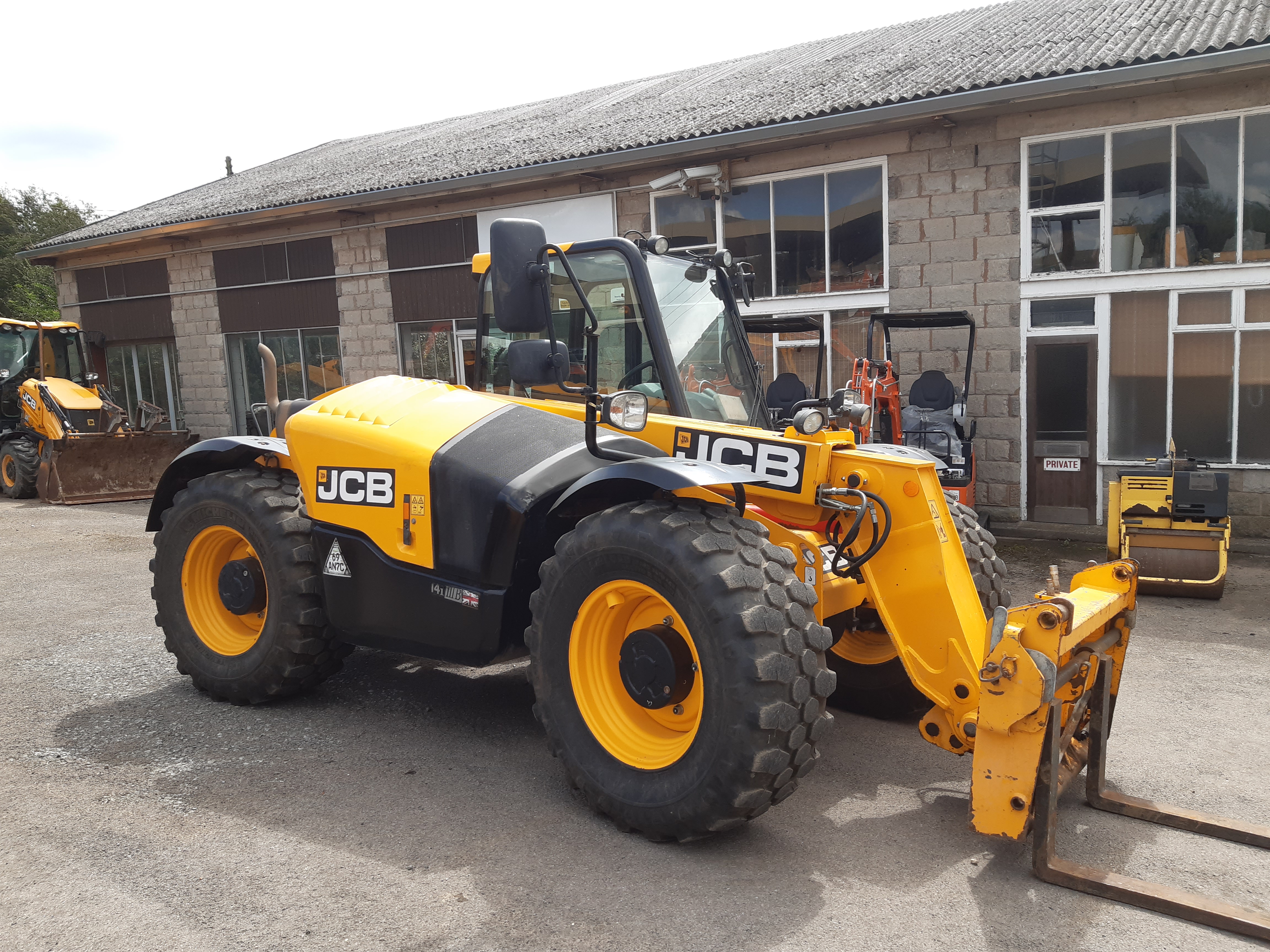 Read more about the article 2016 JCB 526-56 Agri, Boom suspension, Air con,Hydraulic locking Q-fit carriage, Rear pickup hitch, Good tyres, Nice machine, 3560 Hours