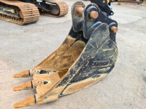JCB 2ft, 60cm Excavator Buckets, Hardly used, Will fit most 13-14 Ton excavators, I have a few of these available.-image