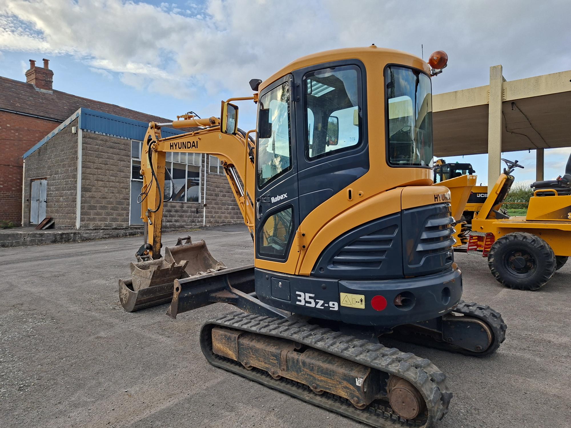 2017 Hyundai 35Z-9 Excavator, Hydraulic Quick hitch, 3 x Buckets, C/V's, Air con, Radio, Orange beacon, piped for attachments, 2 x Speed tracking, 2532 Hours-image